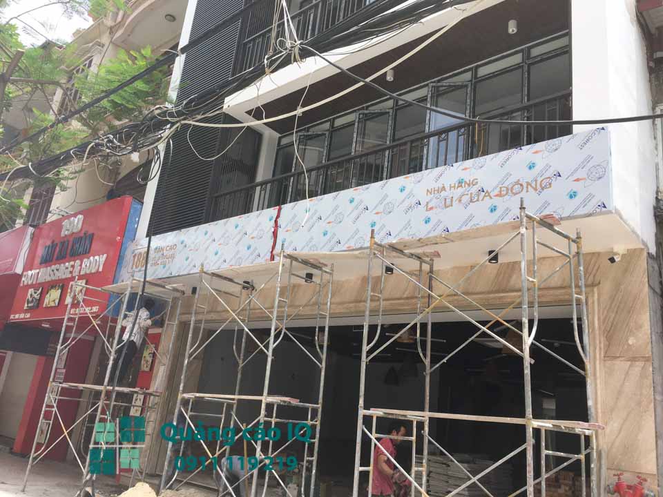 Biển quảng cáo nhà hàng Minh Quỳnh - Văn Cao đang thi công