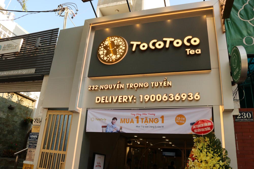 Biển quán trà sữa ToCoToCo nổi bật giữa phố