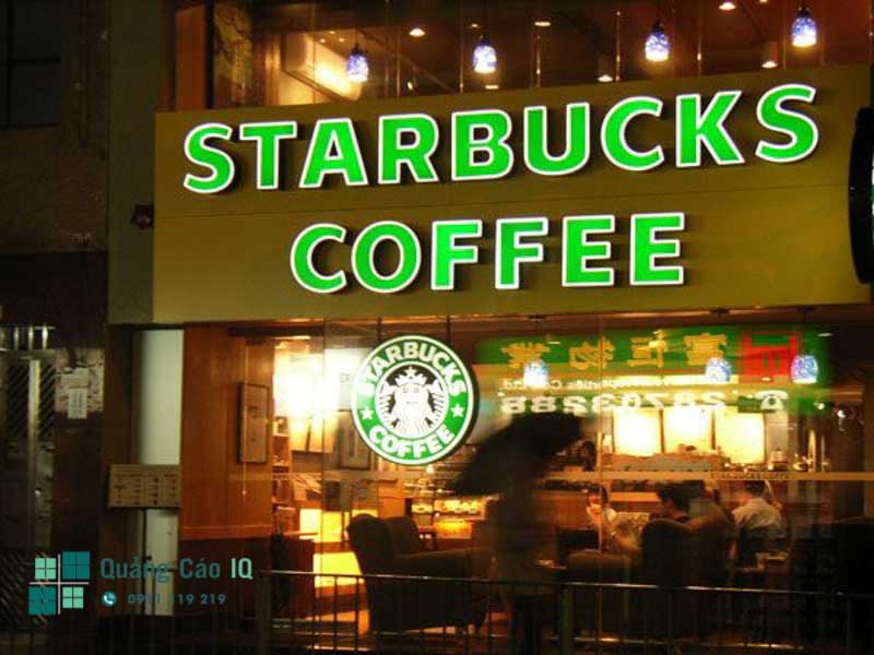 Biển hiệu quảng cáo của ông lớn cafe Starbucks